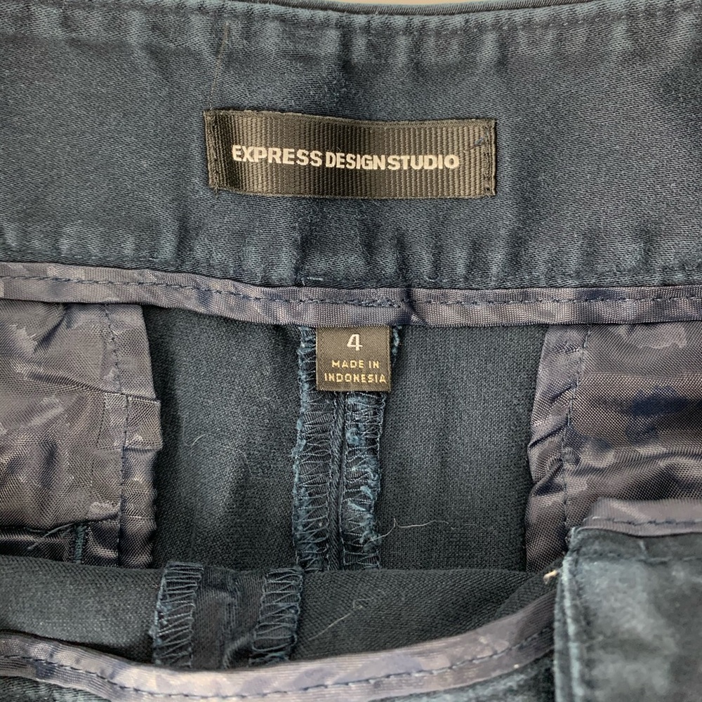 Express Button Shorts - Picture 2 of 3